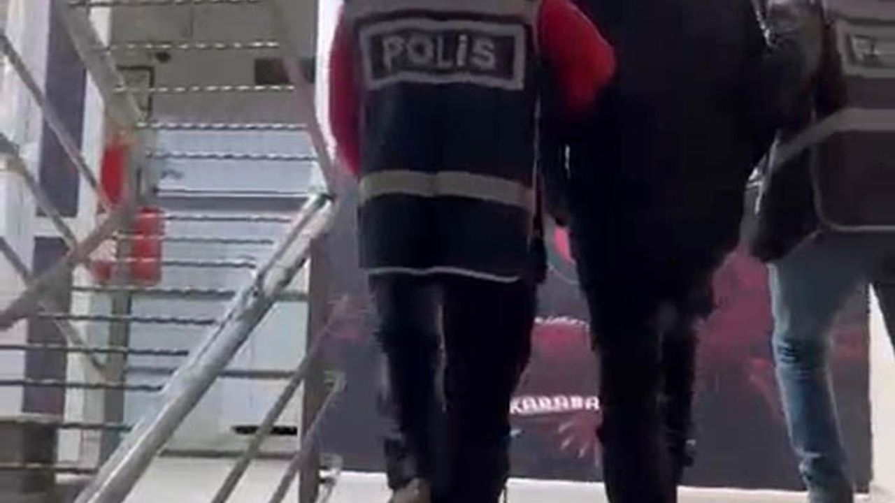 İzmir'de 31 yıl hapisle aranan hükümlü hurda aracın bagajında yakalandı