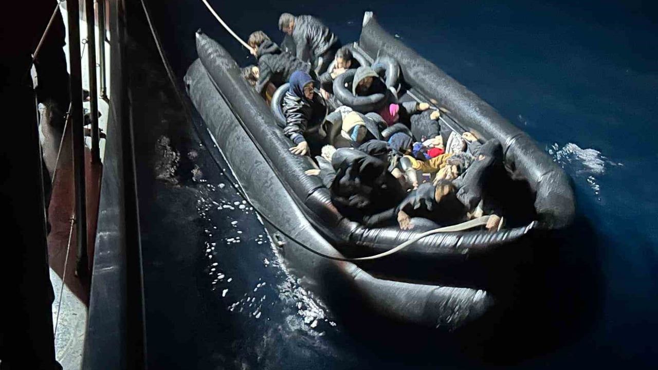 İzmir'de 50 düzensiz göçmen yakalandı