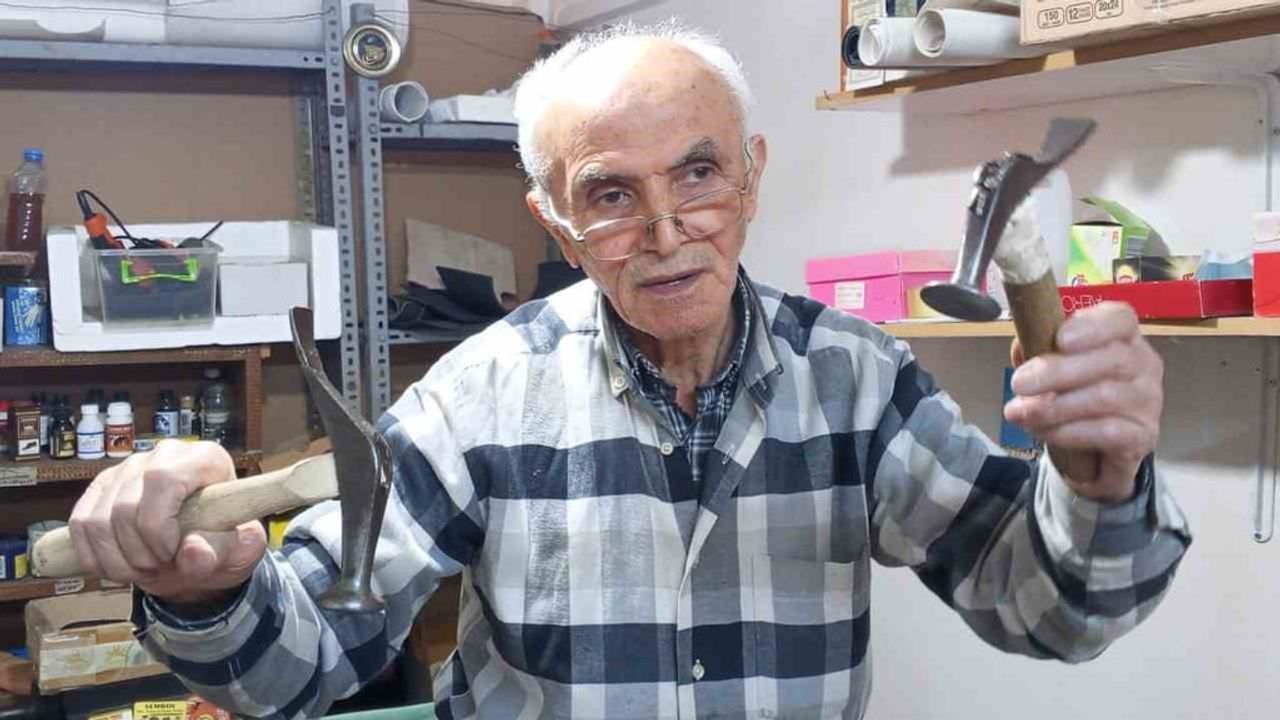 İzmir'de 76 yaşındaki ayakkabı ustası 60 yıllık zanaatı sürdürüyor