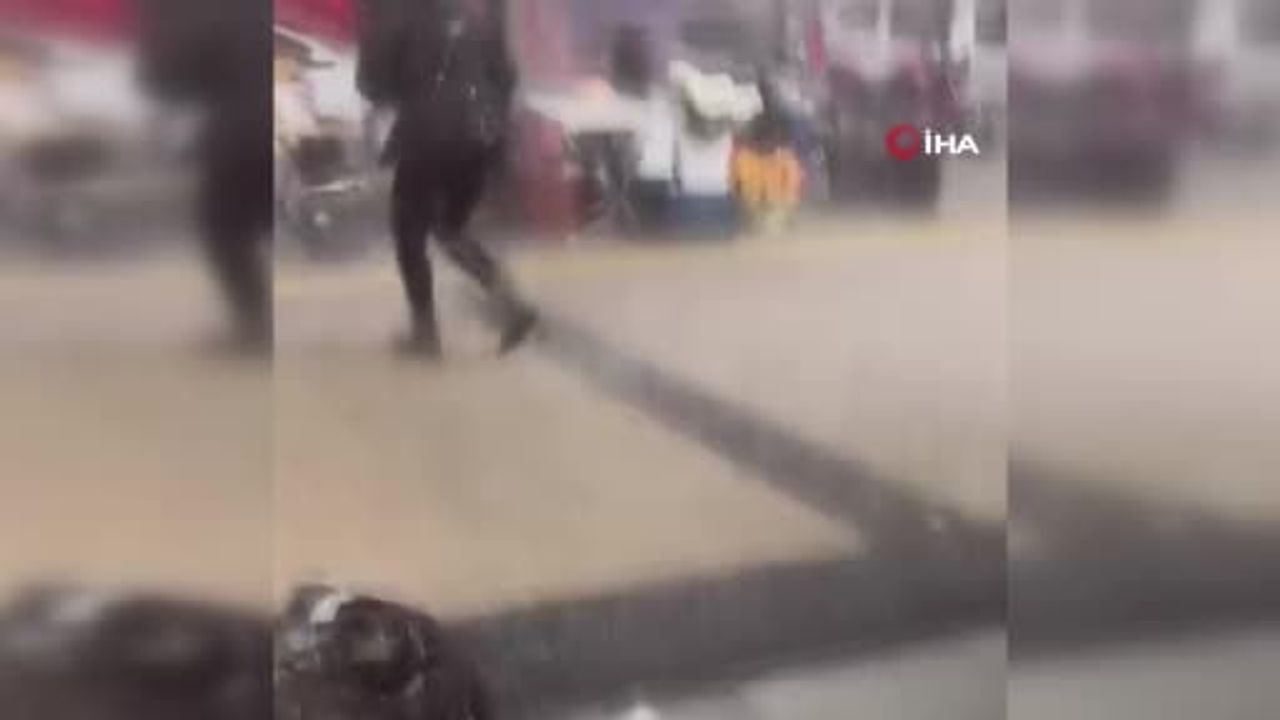 İzmir'de akşam sağanağı ve fırtına ulaşımı felç etti