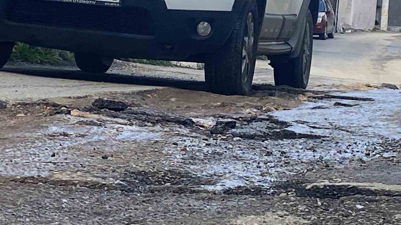 İzmir'de altyapı kazıları sonrası yollar çamur ve çukurlarla mücadele ediyor