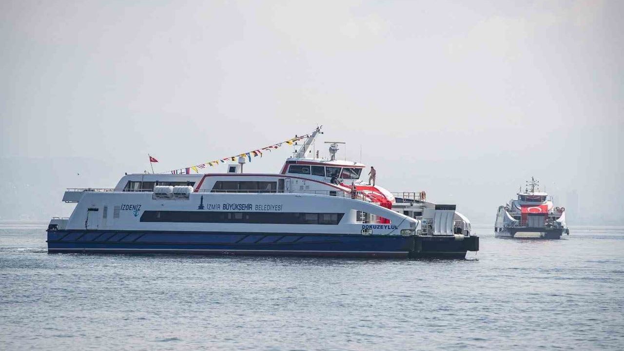 İzmir'de Bostanlı-Karşıyaka seferleri olumsuz hava nedeniyle durduruldu