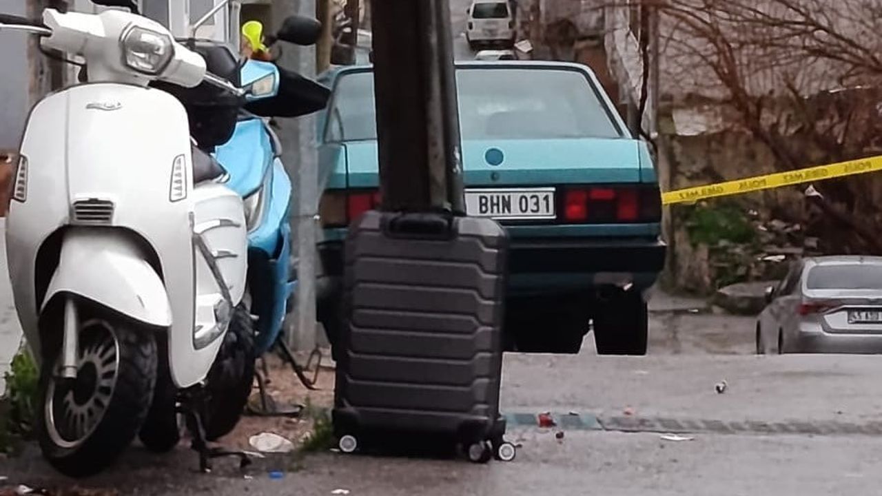 İzmir'de eczane önündeki şüpheli valiz fünye ile patlatıldı