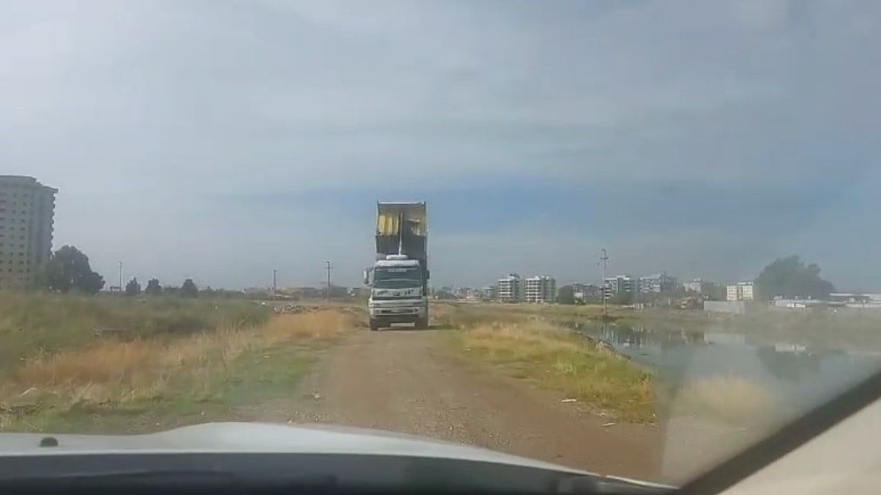 İzmir'de ehliyetsiz sürücü polise direnince olay cep telefonuna yansıdı