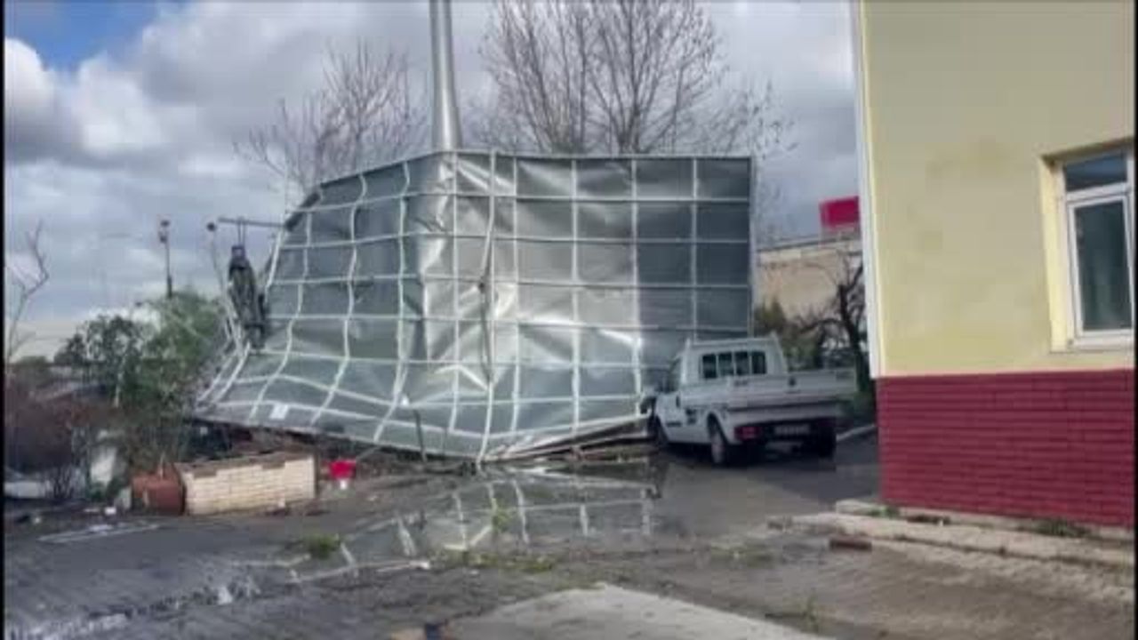 İzmir'de fırtına bilançosu: Kemalpaşa'da çok sayıda yapı ve araç zarar gördü