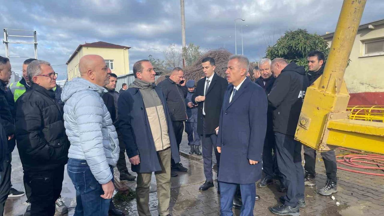 İzmir'de fırtına hasarı: 9 fabrika, 5 konut, 5 araç zarar gördü