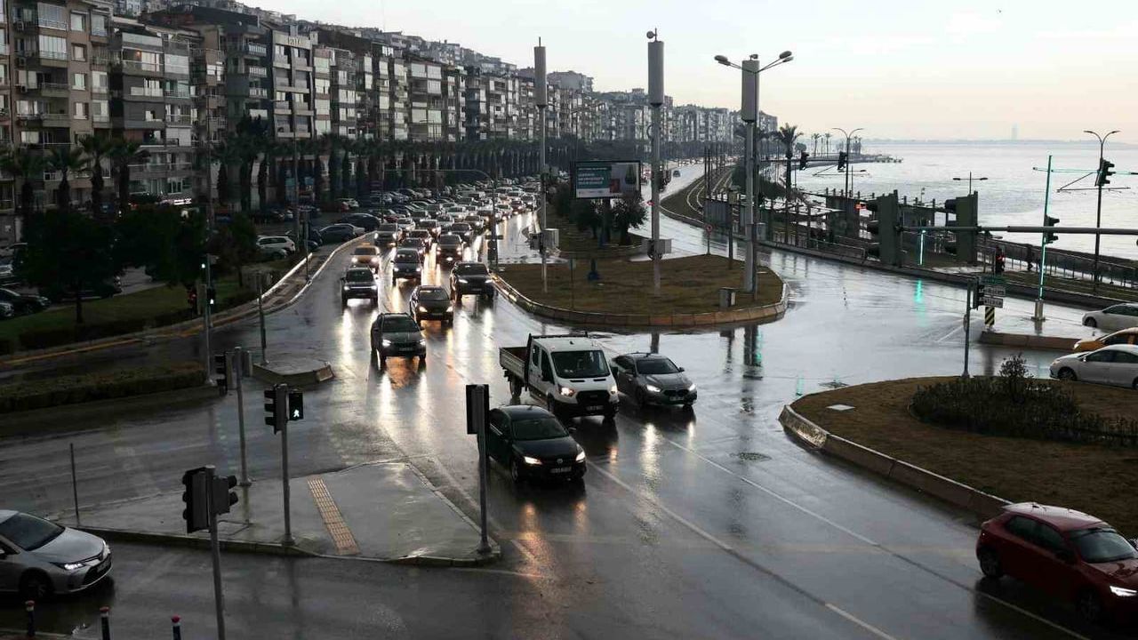 İzmir'de kuvvetli sağanak: Büyükşehir ekipleri sahada