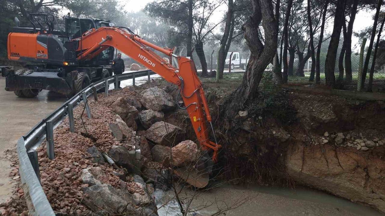 İzmir’de kuvvetli yağış alarmı — 1310 personel, 342 araç, 200 pompa sahada