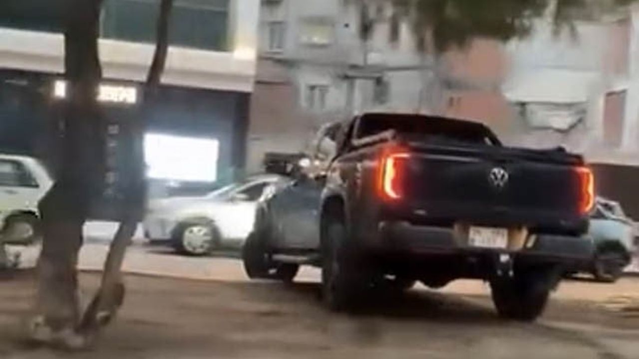 İzmir'de orta refüjü kullanarak karşı şeride geçen sürücüye 11 bin 895 TL ceza