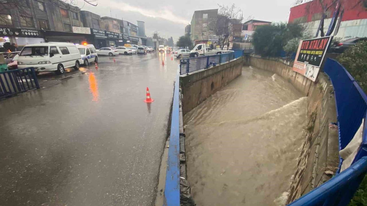 İzmir’de sabah sağanağı cadde ve sokakları göle çevirdi