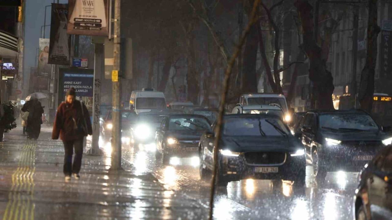 İzmir'de sağanak: Kent merkezine metrekareye 47.5 kilogram yağış düştü