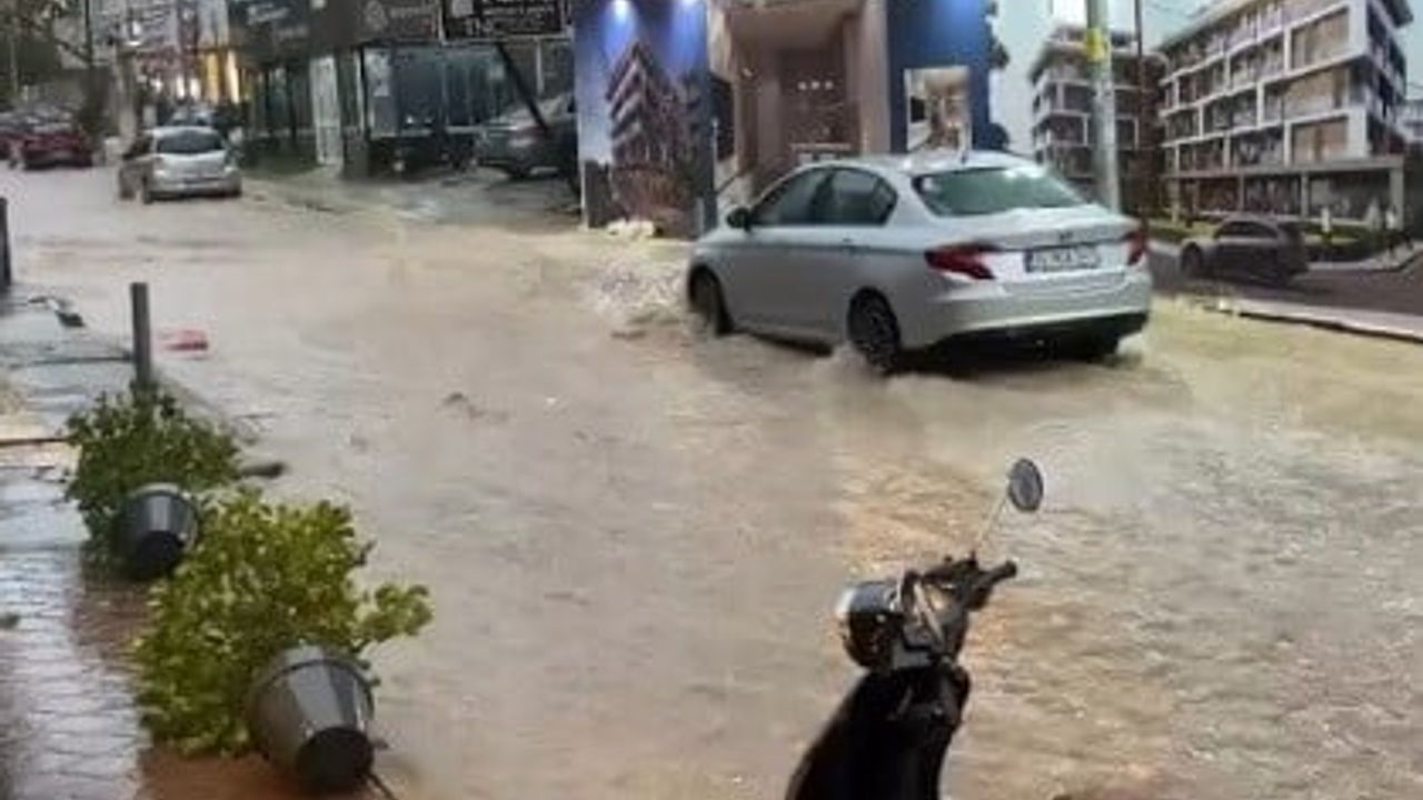 İzmir’de Sağanak ve Fırtına Akşam Trafiğini Felç Etti