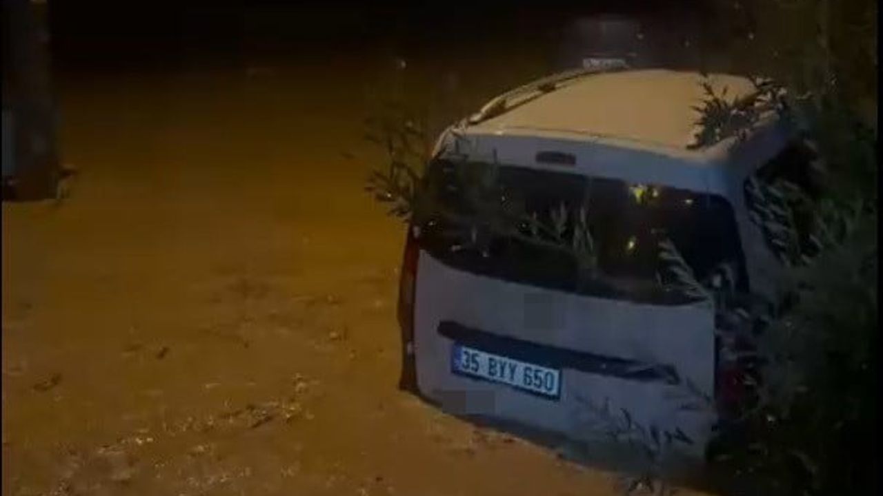 İzmir’de sağanak ve fırtına hayatı durma noktasına getirdi