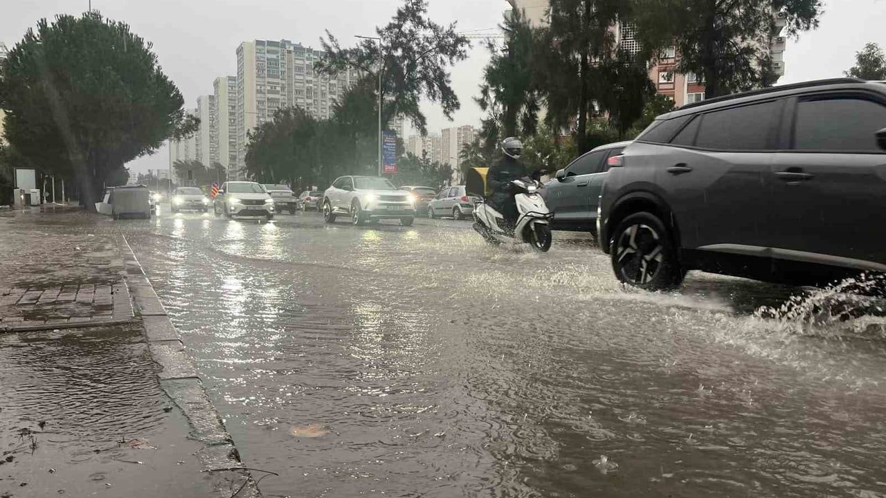 İzmir'de sağanak ve fırtına hayatı durma noktasına getirdi