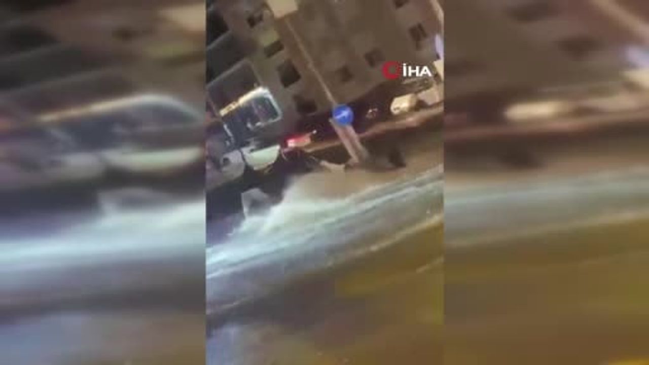 İzmir'de sağanak yaşamı felç etti — Polisin caddede kurtardığı an