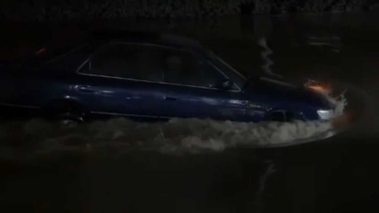 İzmir'de selde otomobil suların arasında gemi gibi ilerledi