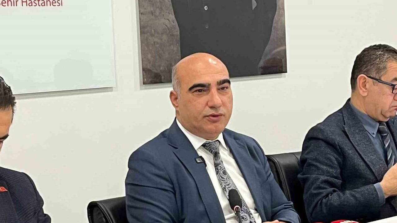 İzmir'in 2025 sağlık karnesi: Kamu ağırlığı, MHRS iyileşmesi ve 2026 saha hedefi