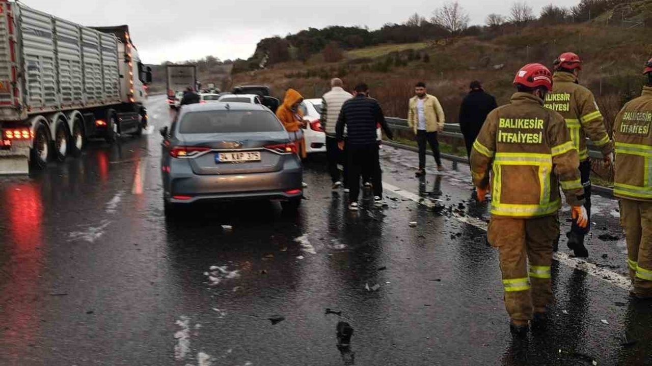 İzmir-İstanbul Otoyolu'nda 12 Araçlı Zincirleme Kaza: 1 Ölü, 10 Yaralı