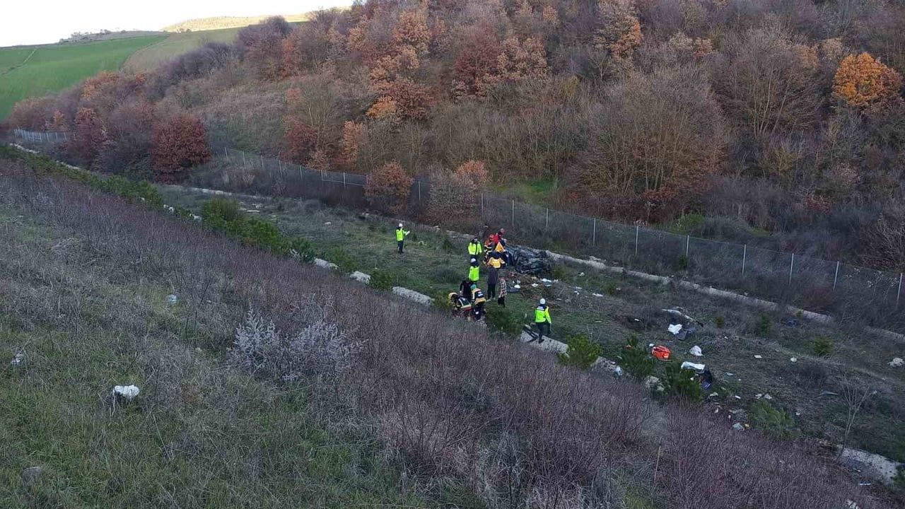 İzmir-İstanbul Otoyolu'nda şarampole yuvarlanan otomobil: 1 ölü, 2 yaralı