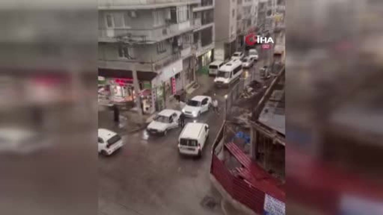İzmir Karabağlar'da trafikte kavga: Döner bıçağıyla kasaba kadar kovaladı