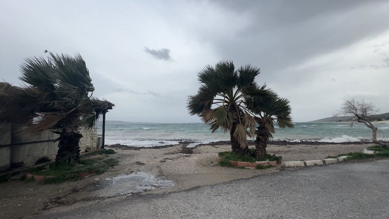 İzmir Karaburun'da fırtına: Mordoğan'da tekneler battı
