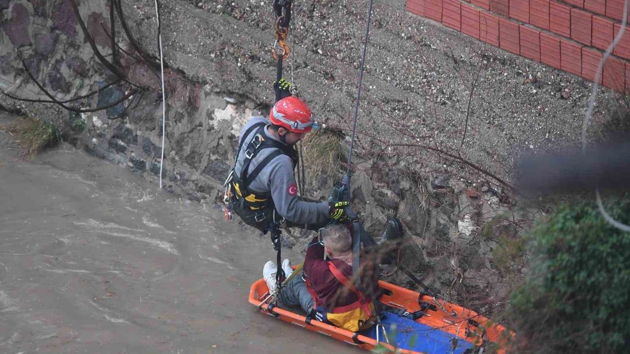 İzmir Konak'ta Meles Çayı'nda mahsur kalan kişi itfaiye tarafından kurtarıldı