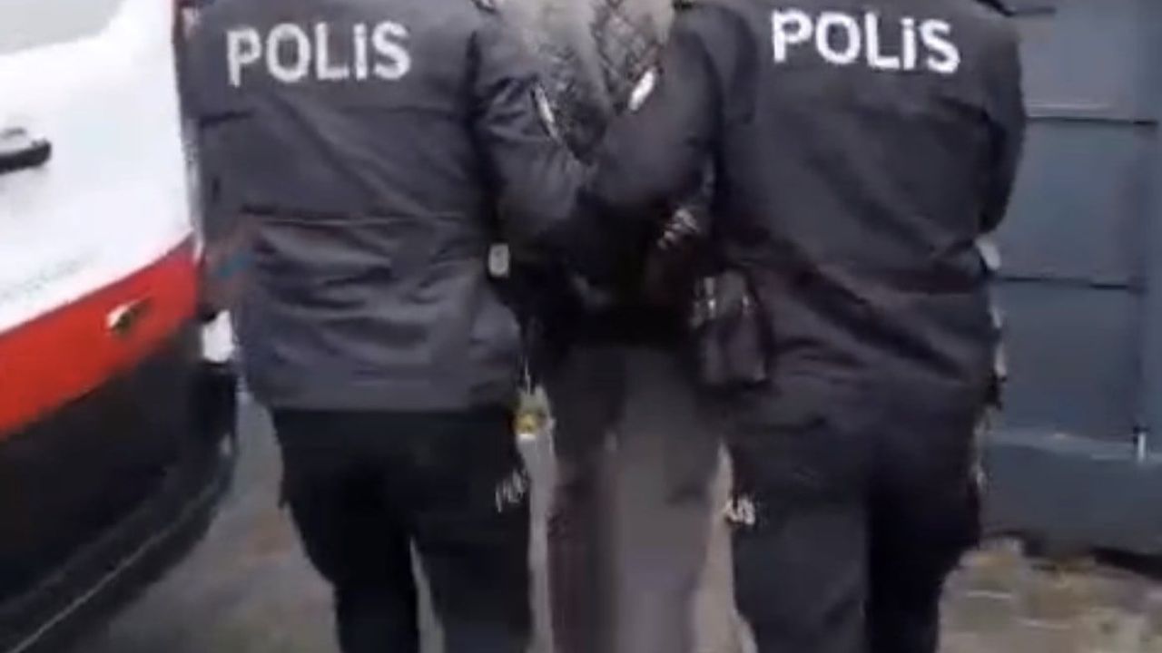 İzmir Konak'ta 'Silahla yağma' suçundan aranan şahıs yakalandı