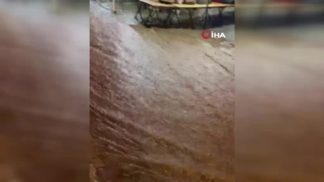 İzmir sağanağa teslim: Yollar ve tarım arazileri sular altında