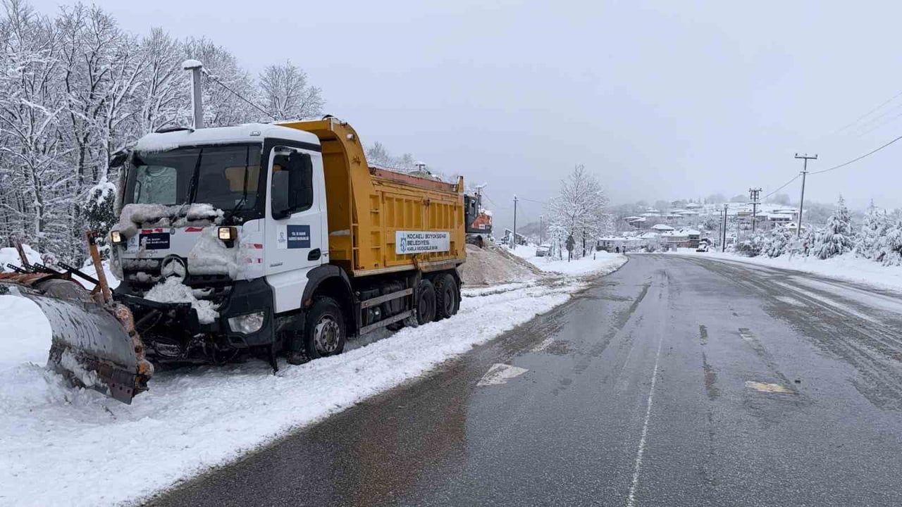 İzmit-Kandıra yolunda kar çalışmaları sürüyor
