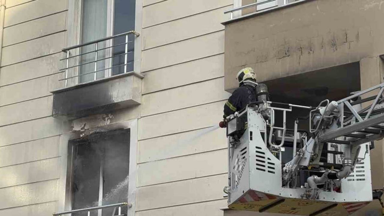 İzmit'te 4 katlı apartmanın 2. katında yangın: 5 kişi dumandan etkilendi
