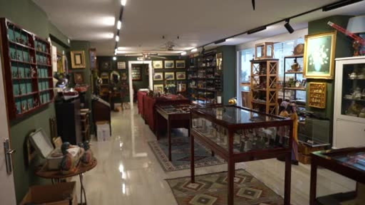 İzmit’te Antika Tutkusu: 2 Bine Yakın Çakmak ve Porselen Koleksiyonu