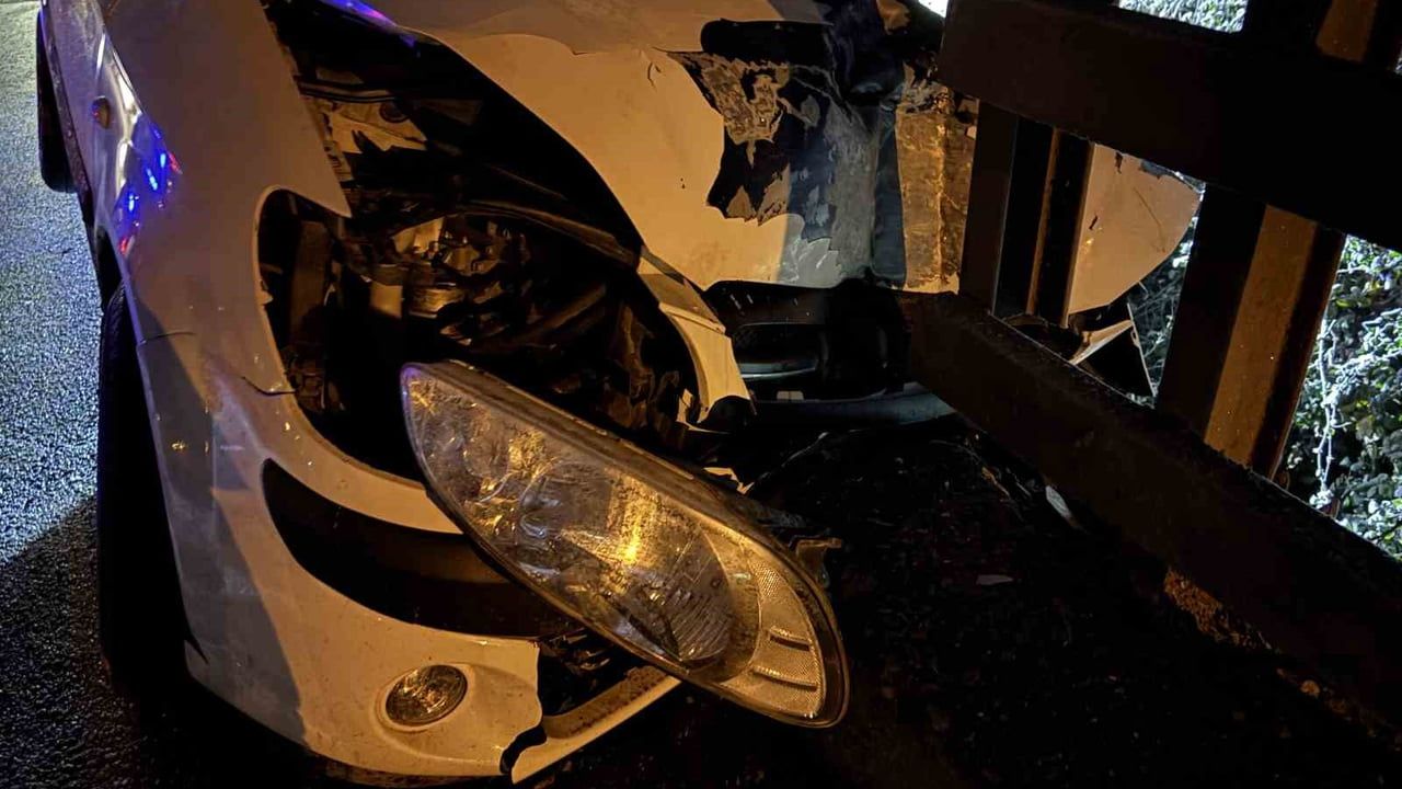 İzmit’te otomobil göl üstü geçiş köprüsü kenarına çarptı; sürücü kayıplara karıştı