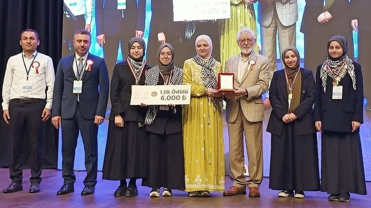 İzmitli kız öğrenciler Katar’da Arapça münazarada dünya ikincisi oldu