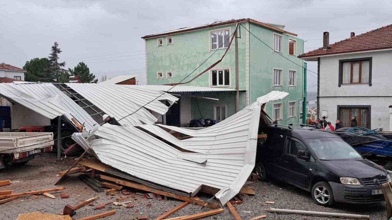 İznik’te şiddetli fırtına bir evin çatısını uçurdu