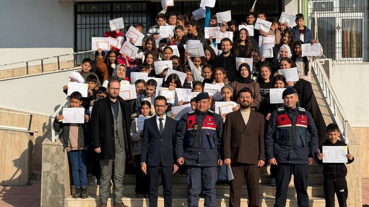 Jandarma, Gaziantep'te öğrencilerin karne coşkusuna ortak oldu