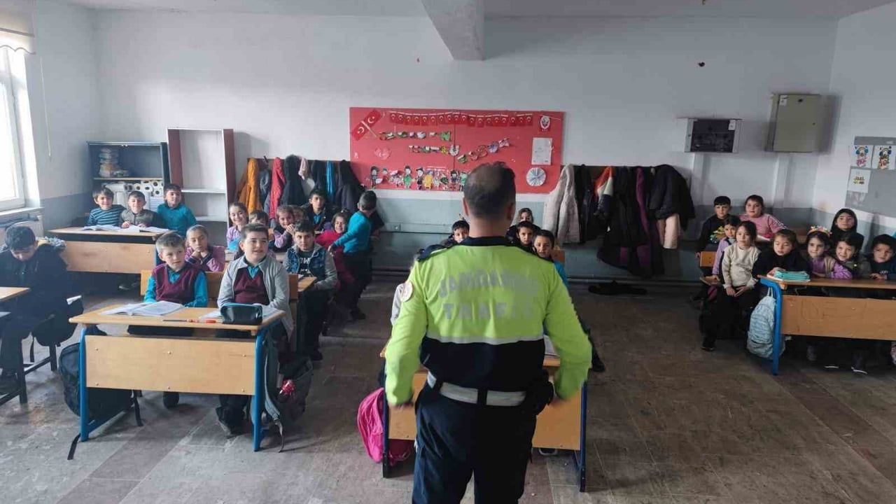 Jandarmadan İscehisar'da 45 Öğrenciye Trafik Eğitimi