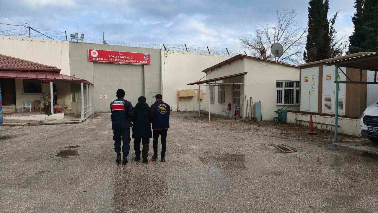 JASAT, Bozcaarmut'ta kendisini jandarma olarak tanıtan şüpheliyi yakaladı
