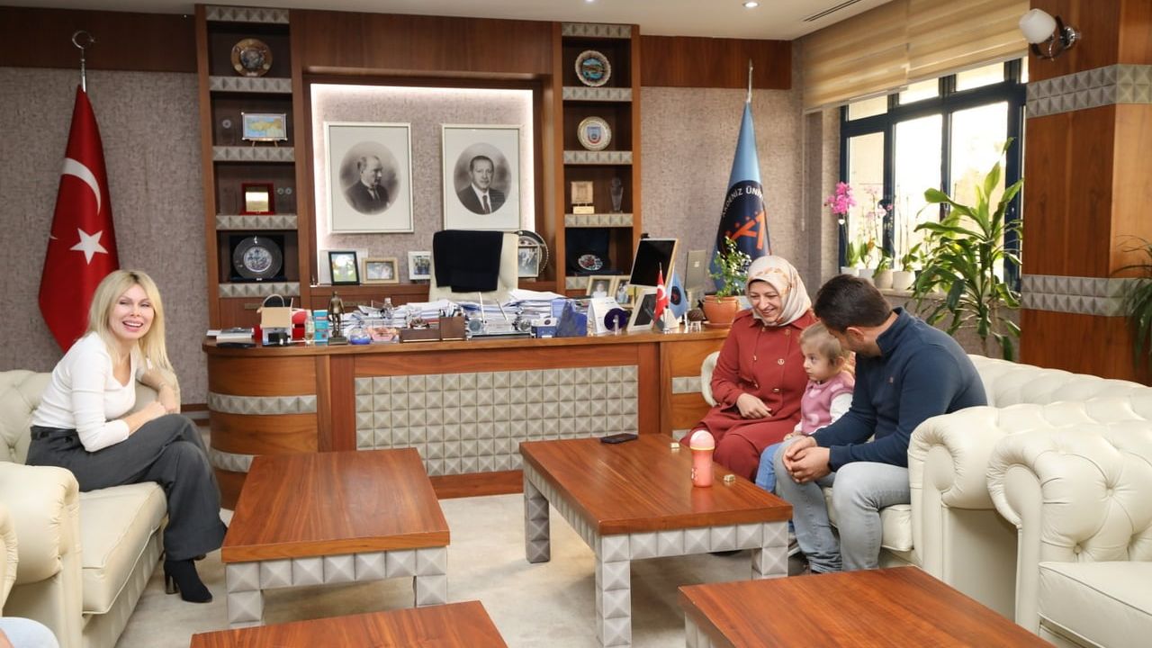 Kadavradan rahim nakliyle dünyaya gelen Özlenen, ismini taşıyan rektörle buluştu