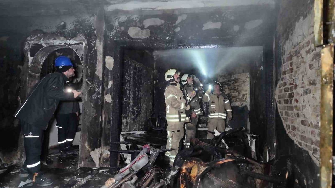 Kadıköy'de gece yangını: 4 katlı binada 8 yaralı