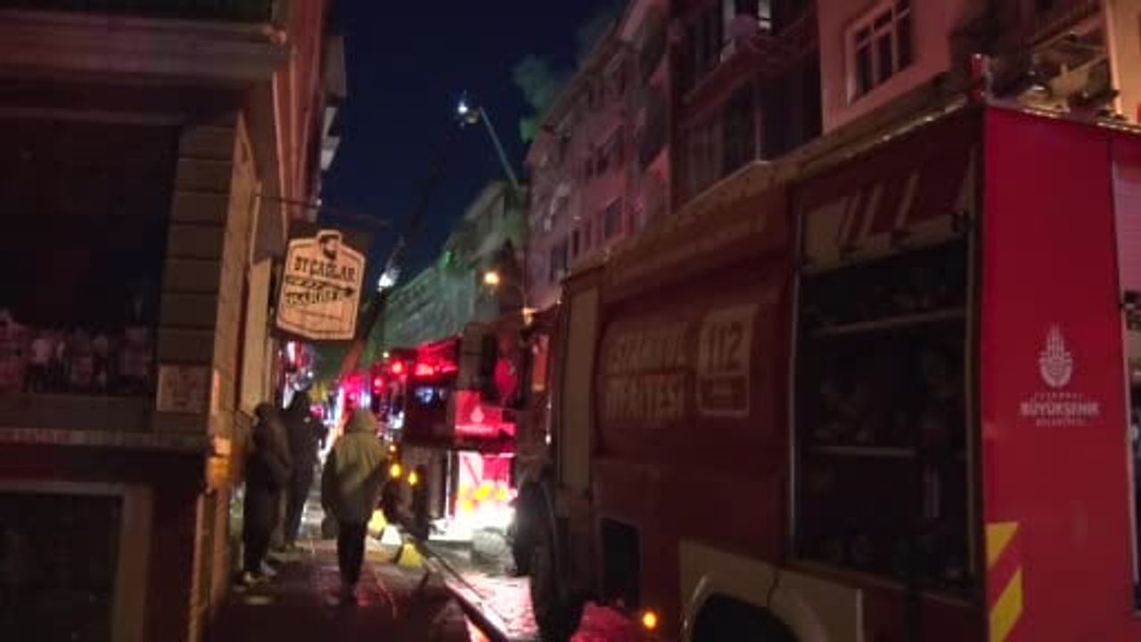 Kadıköy'de metruk binada çatı yangını kontrol altına alındı