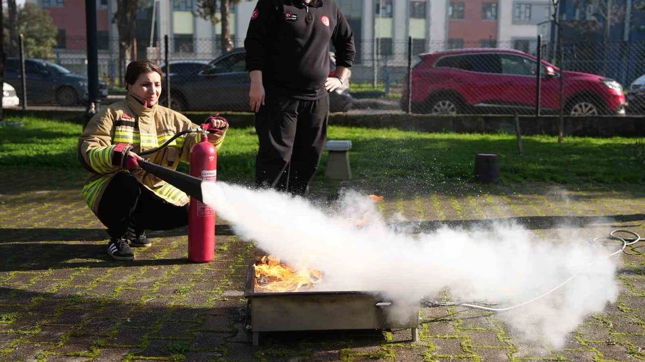 Kadınlar yangın tüpüyle müdahale eğitiminde uygulama yaptı