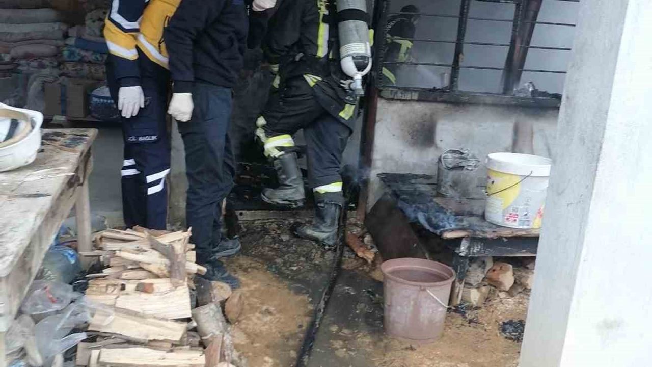 Kadirli'de ev yangını: 75 yaşındaki kişi yaşamını yitirdi