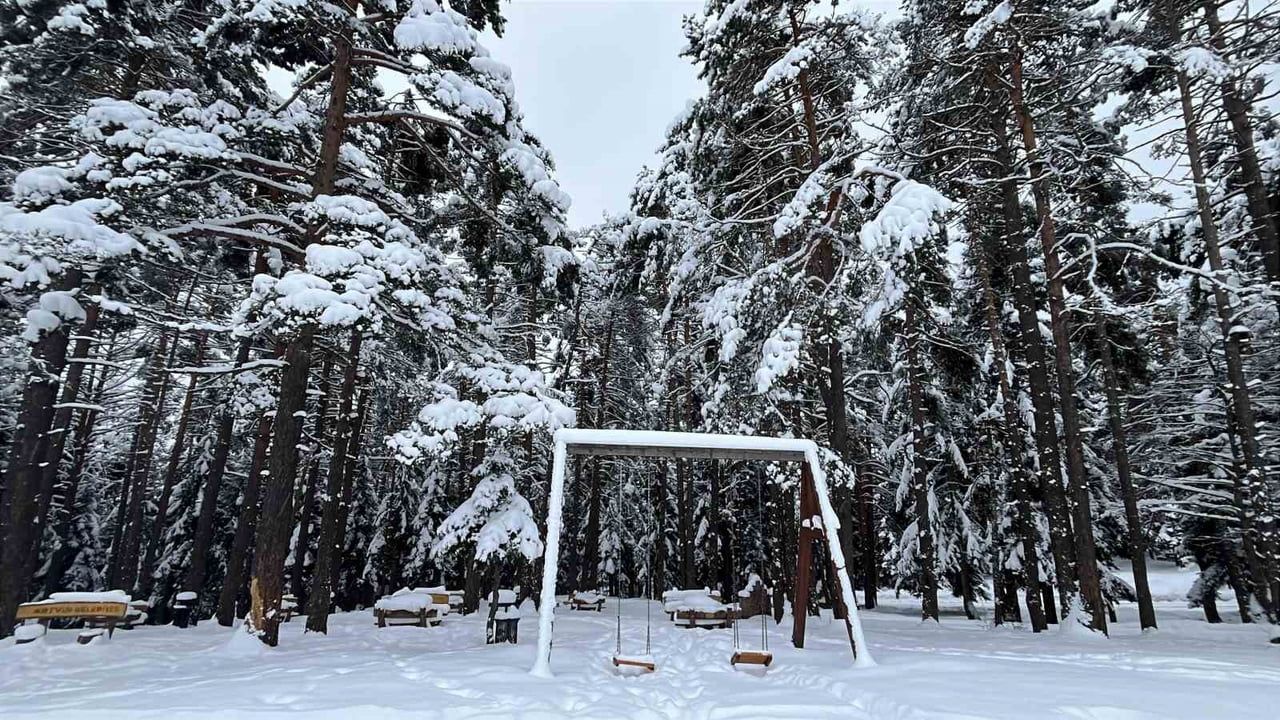 Kafkasör Yaylası beyaz örtüyle sessizliğe büründü