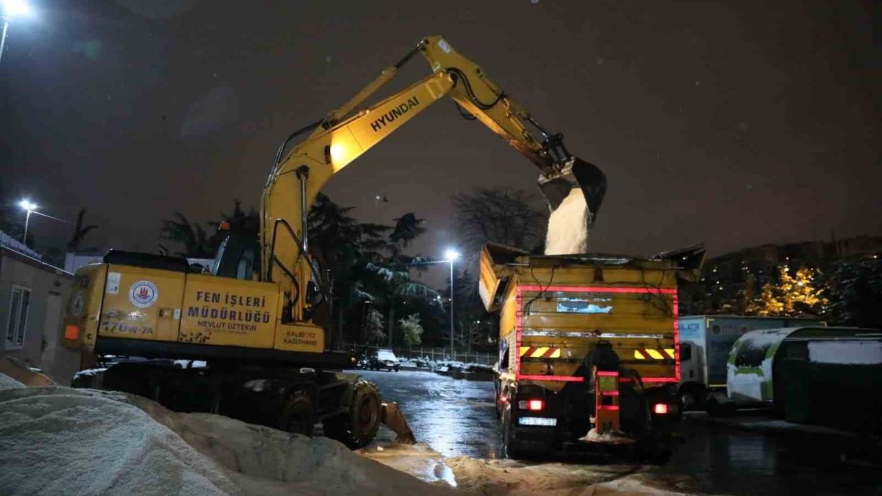 Kâğıthane'de karla mücadele: Yolları açık tutmak için 24 saat görev
