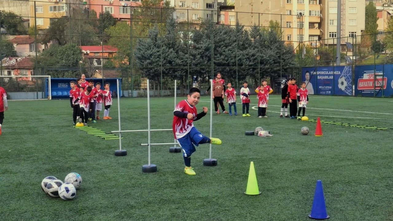Kağıthane'de Kış Spor Okulları: Futbol Antrenmanları Yoğun İlgiyle Devam Ediyor