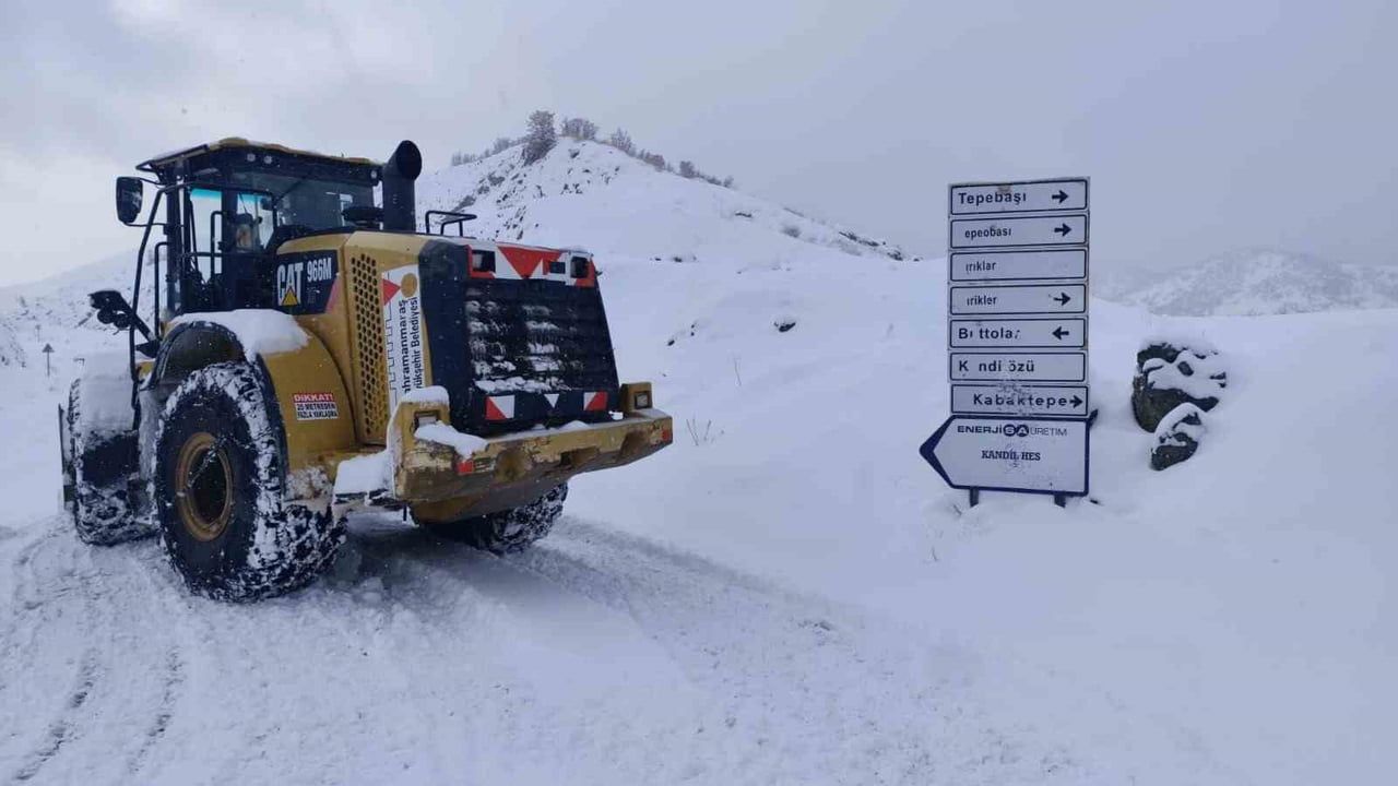 Kahramanmaraş’ın kuzey ilçelerinde kar mesaisi sürüyor