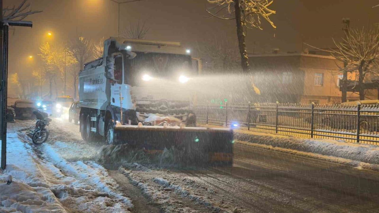Kahramanmaraş’ta Büyükşehir Belediyesi karla mücadeleyi sürdürüyor