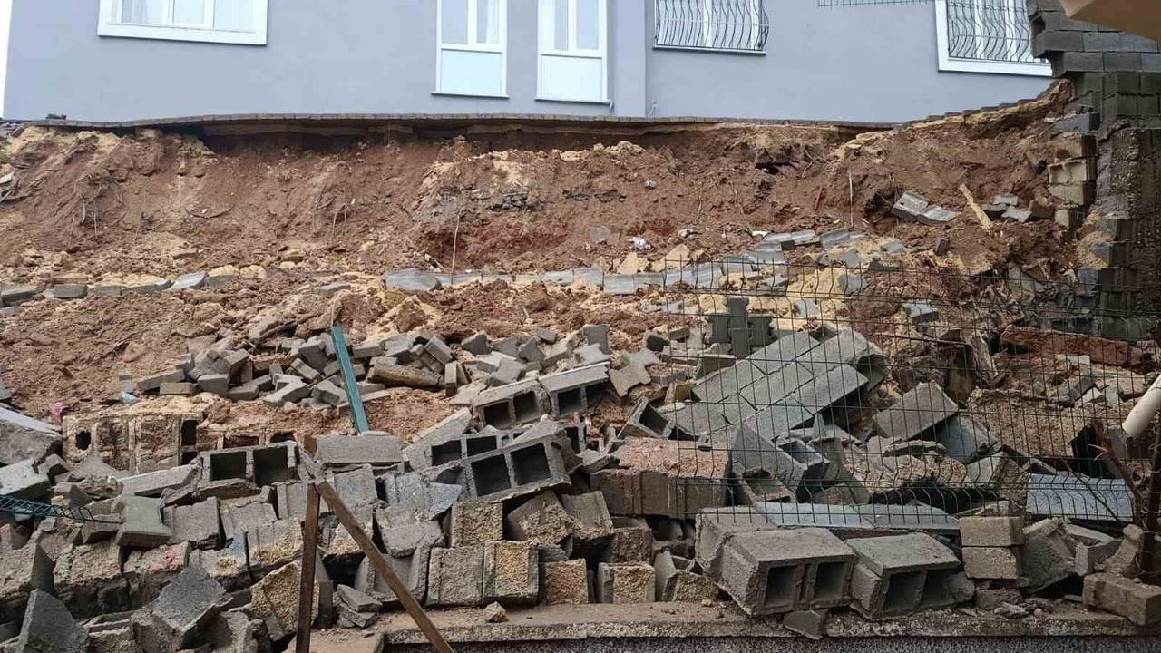 Kahramanmaraş'ta istinat duvarı çöktü; ev sahibi gürültüyü deprem sandı