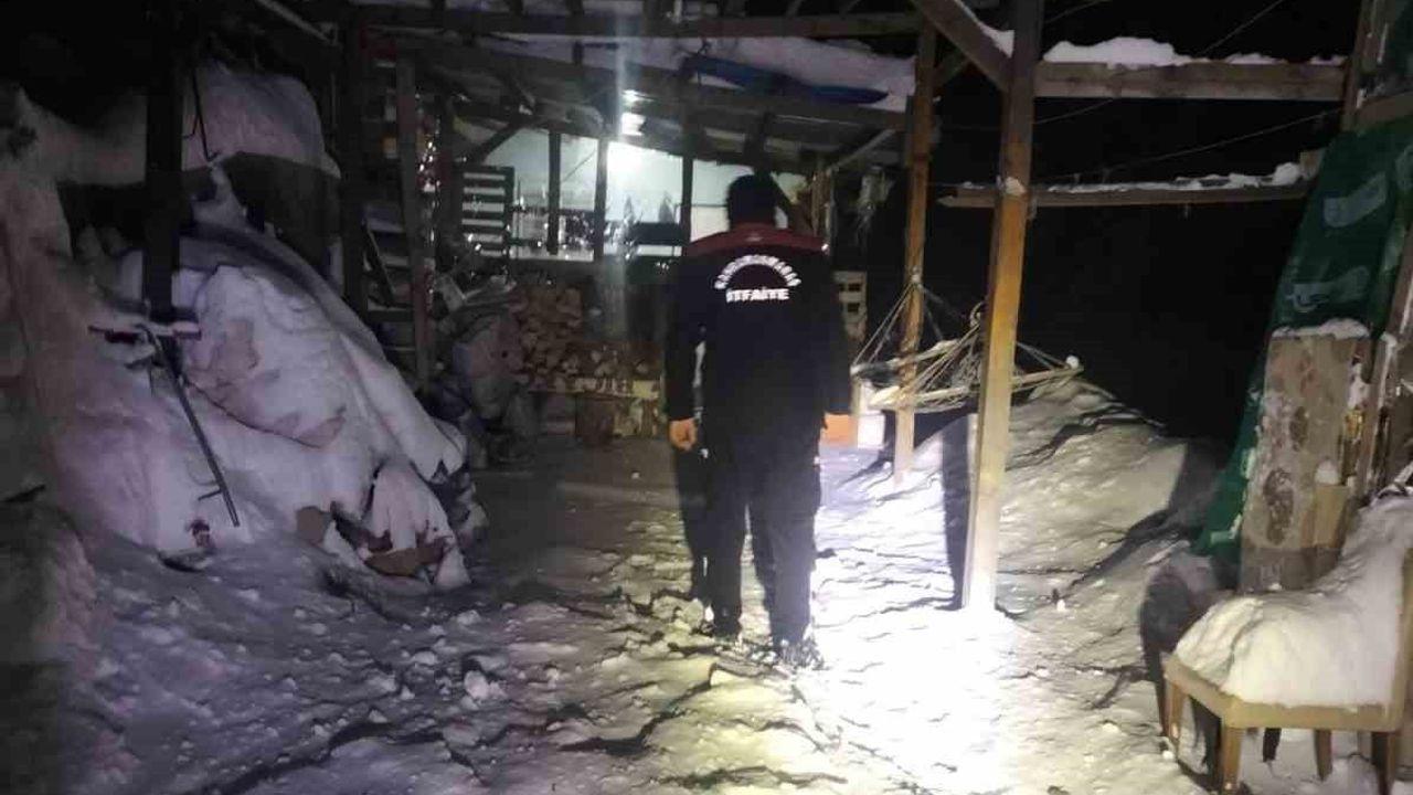 Kahramanmaraş'ta itfaiye yoğun kar altında iki kişiyi kurtardı