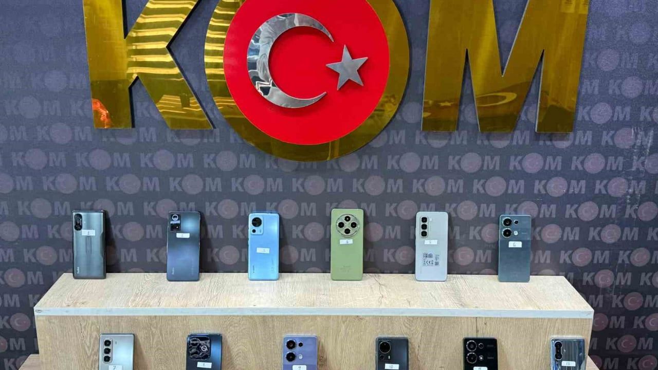 Kahramanmaraş'ta kaçakçılık operasyonunda alkol ve 12 telefon ele geçirildi